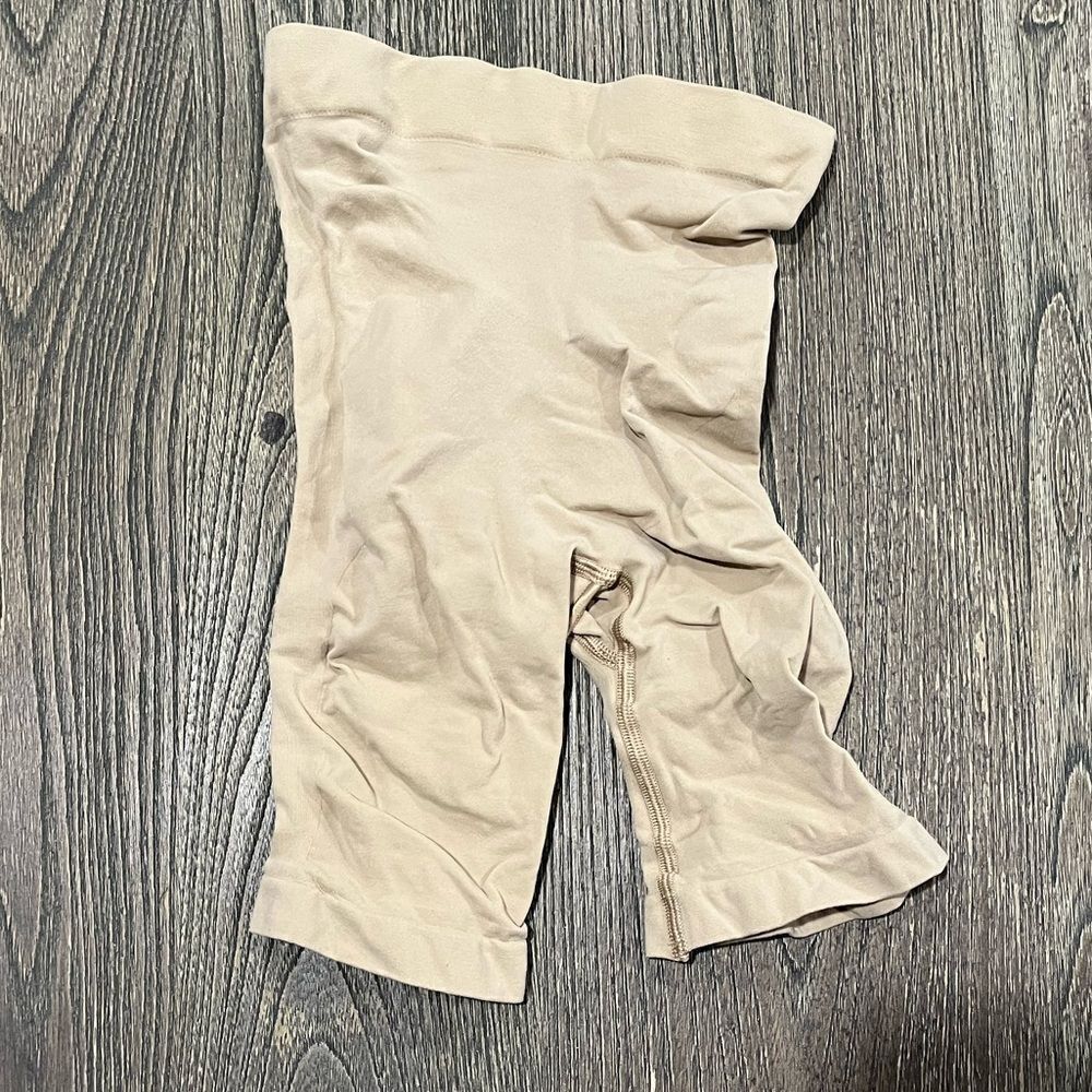NWOT Skims Shapewear Knee Shorts Sculpting Mid Thigh Open Gusset Sand Size S